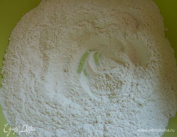 Подготовить тесто: смешайте муку, сухие дрожжи и сахар.