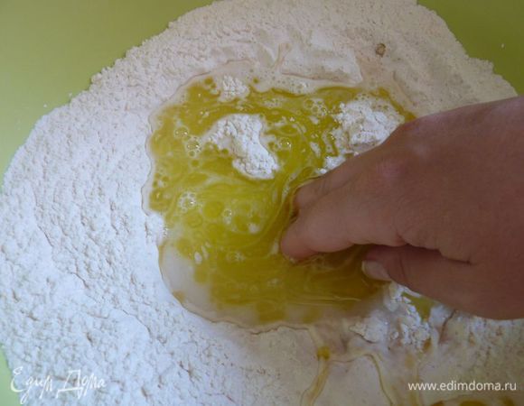 Сделать углубление в муке и в нее налить воду, масло и соль и замесить . Добавить 1/3 чашки воды , разминая тесто .