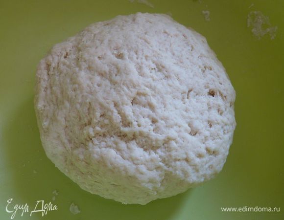 Месить тесто пока не станет податливым. Сформируйте шар из теста и слегка припылить мукой , заверните в пищевую пленку и дайте подняться в течение приблизительно 1/2 в час.