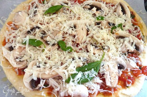 Смажьте края теста с оливковым маслом, помазать соусом пиццу , посыпаем сыром и добавками, и запекать в духовке, предварительно нагретой до 200 градусов, пока не подрумянится .