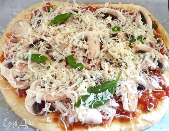 Смажьте края теста с оливковым маслом, помазать соусом пиццу , посыпаем сыром и добавками, и запекать в духовке, предварительно нагретой до 200 градусов, пока не подрумянится .