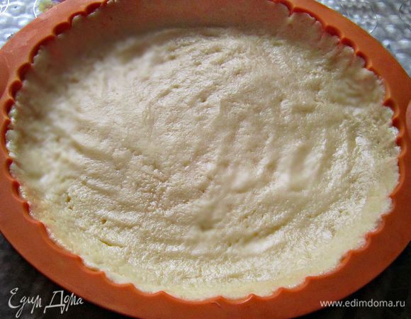 Раскатать тесто в круглый пласт толщиной 5-7 мм, выложить в смазанную сливочным маслом форму (я использовала силиконовою форму, поэтому лишь ополоснула её холодной водой). Сделать из теста высокие бортики. Поместить в холодильник на 20-30 мин.