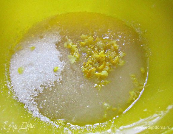 Подготовить натёртую цедру лимона. Для начинки сахар и ванильный сахар смешать с соком и цедрой лимона.