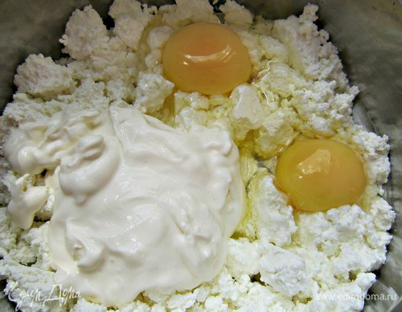 Яйца взбить со сметаной и творогом, добавить сахарную смесь и крахмал. 