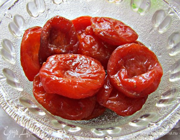 Курагу замочить в горячей воде на 15-20 мин. Затем воду слить и порезать курагу на небольшие кусочки.