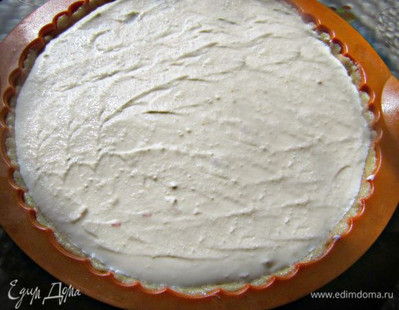 На охлаждённое тесто выложить творожную начинку, разровнять.