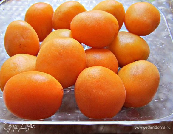 Абрикосы помыть и разделить на половинки, вынув косточку.