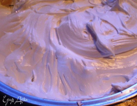 К белкам добавить сахар, взбивать на водяной бане около 10 минут, снять с огня и взбивать еще 2-3 минуты.
