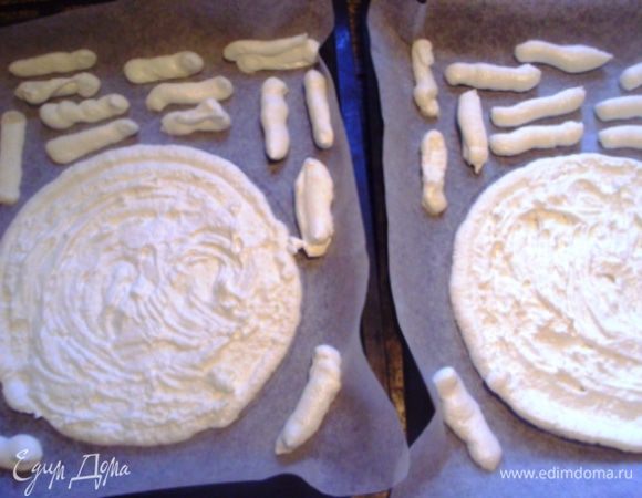 На пергаменте нарисовать два круга, выложить белковую массу. Из остальных белков выдавить палочки. Выпекать в духовке примерно 1,5 часа, при температуре 100-120 градусов.