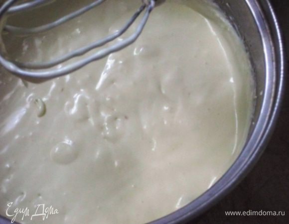 Творожный крем: взбить сливки, ввести сахарную пудру, сыр, щепотку ванилина.