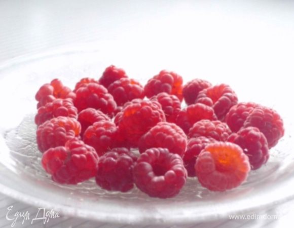 Горсть малины размять и добавить к творожному  крему.