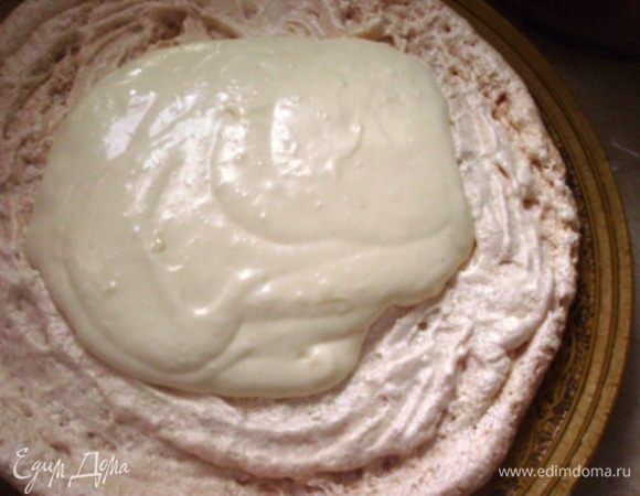 Собираем торт: на меренговый корж выложить 1/3 сливочного крема.