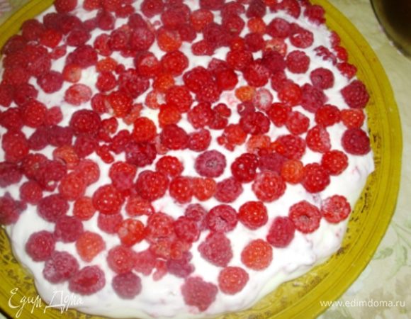 Сверху 1/3 творожного  крема, на него 1/2 малины. 

