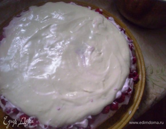 Теперь половину оставшегося творожного крема и сверху  половину оставшегося сливочного крема. 
