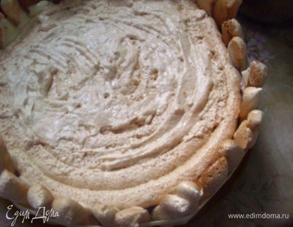 Накрыть вторым коржом. Бортики торта выложить палочками, закрепить атласной ленточкой.  