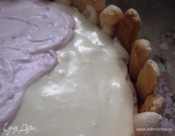  Распределить оставшийся  крем, сначала сливочный,  сверху творожный.