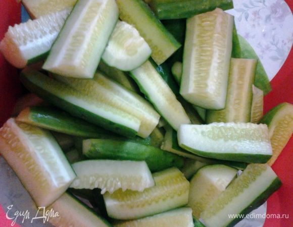 Нарезаем огурчики ...