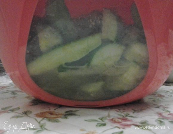 Заливаем маринадом, периодически перемешиваем, выделяется много сока... через 2 часа ставим в холодильник на ночь,