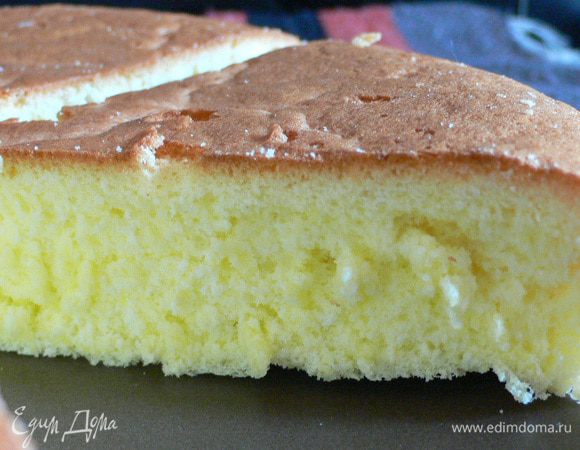 А вот он в разрезе!  Моя ошибка была в том, что я использовала обычный нож, а надо было хлебный  с зубчиками. 
Сейчас муж уже его с кофе уплетает. Ни крема, ни посыпки, не пойму...ну, так уж ему захотелось. 