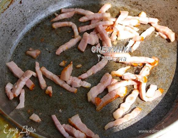 Грудинку нарезаем соломкой. На сухой сковороде обжариваем грудинку до румяности.