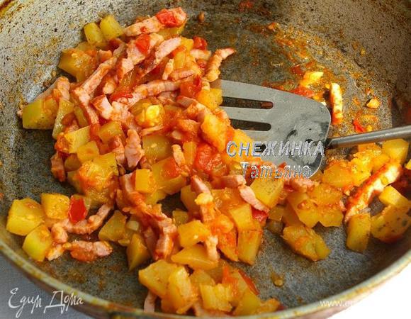 Затем добавляем овощи и томим под крышкой до готовности, минут 5, помешивая, приправляем молотым перцем.