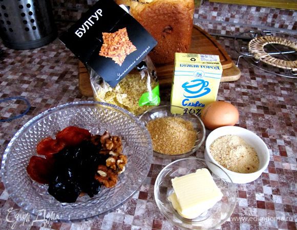 Мы начнем с "Каши-запеканки из булгура".
Я не так давно открыла для себя булгур, но он очень быстро завоевал наши сердца и желудки :-) Булгур это воистину уникально полезная крупа. Практически это целый витаминный комплекс группы В. При этом у нее не высокая калорийность, но очень хорошая усвояемость. Для тех, кто занимается спортом, или придерживается здорового образа жизни, это просто находка. Главное научиться вкусно готовить булгур.
Подготовьте форму для запекания объемом около 0.5 литра. 
Сахар лучше брать коричневый, а вот сливки можно заменить молоком, хотя со сливками вкуснее.
Булгур можно заменить ячневой крупой. Хотя это принципиально разные вещи.