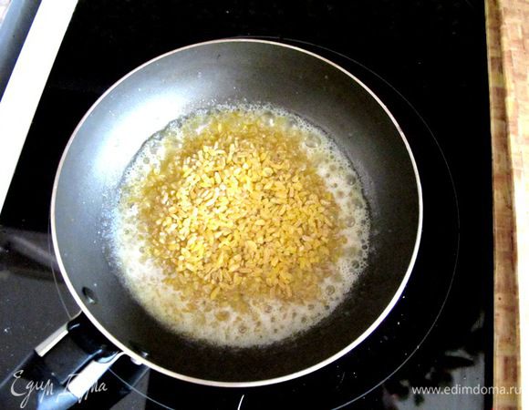 Итак, 10.00 Начинаем.
Растопите в сковороде на среднем огне сливочное масло и всыпьте булгур. Помешивайте его. Скоро он начнет размягчаться и впитывать масло. Продолжайте пассеровать его около 5- 10 минут. Затем добавьте сливки, и слегка убавьте огонь.