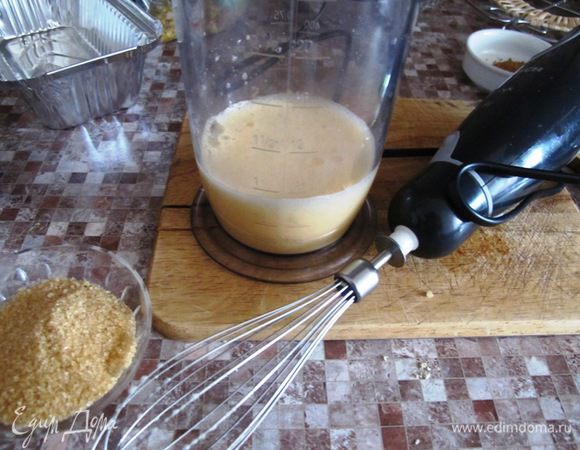 Взбейте яйцо с сахаром. Снимите булгур с огня, накройте крышкой и пусть пока остывает, а мы займемся слойками.