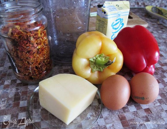 Теперь займемся фриттатой. 
Фриттата- это омлет по-итальянски, при котором начинка готовится не отдельно, а вместе с омлетом. Сейчас лето, и в начинку лучше брать свежие овощи. 
Готовить такой омлет лучше на сковороде с антипригарным покрытием.