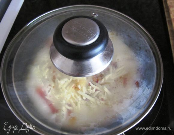 Накройте крышкой и убавьте огонь.