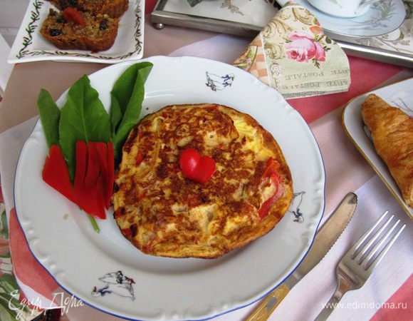 Переверните ее и выключите огонь. Через пару минут ваш омлет готов.
Пока допекаются слойки, можно навести порядок на кухне.