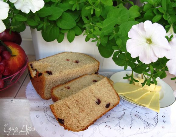 А если у вас есть хлебопечка, то к вашему завтраку можно поставить свежий хлеб из цельнозерновой муки с оливками. Он прекрасно дополнит фриттату.
