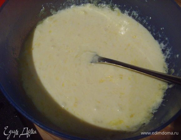 Смешать растопленное масло с подогретым молоком, йогуртом и взболтанным яйцом.