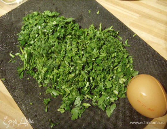 Мелко порубить зелень.