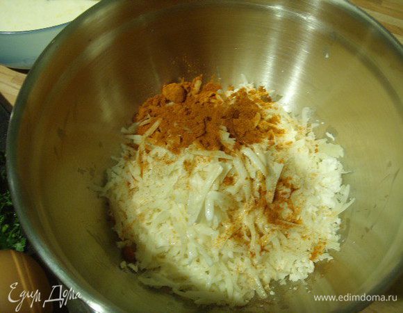 Брынзу раскрошить и смешать с натёртым сыром и порошком красной паприки и чили.