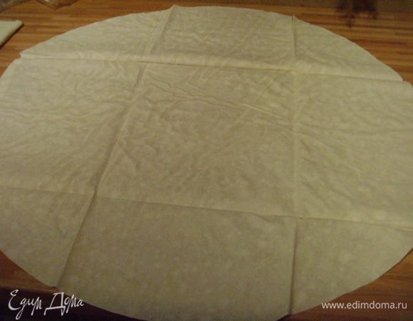 Первый лист теста разложить по рабочей поверхности. Молочно - йогуртово - яичную смесь разделить мысленно на 3 части: одной третью смазать первый лист, так же и края. Так же поступить со вторым листом теста. 