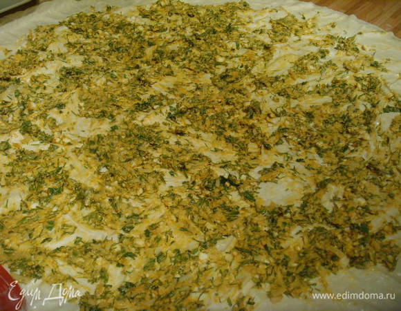 И равномерно распределить по нему начинку. 