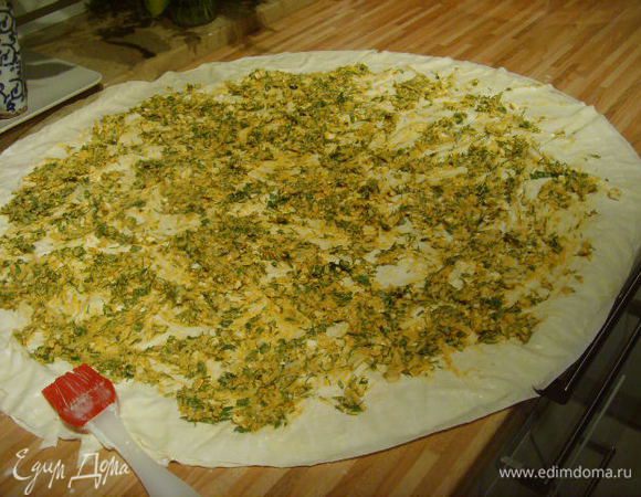 Не бойтесь, если начинки на первый взгляд покажется мало, она прекрасно распределяется тонким слоем по всему кругу. Оставить края свободными от начинки и дать  5 мин отдохнуть и 