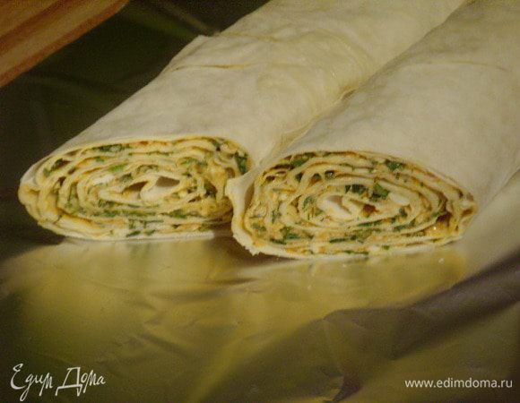 Скрутить плотным рулетом.