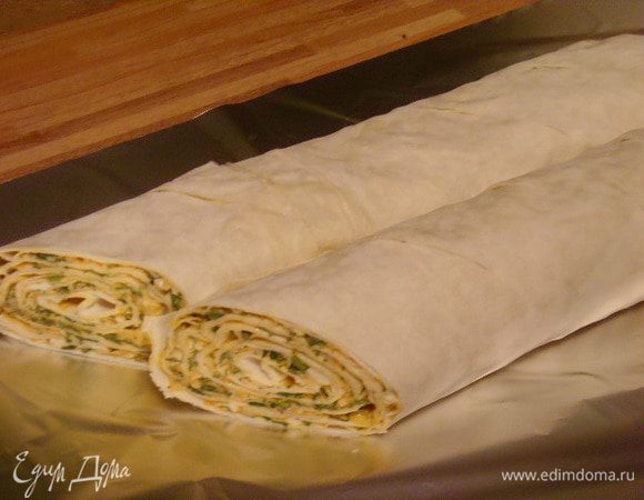 Смазать рулеты оставшейся смесью и оставить отдыхать ещё на 5 мин.