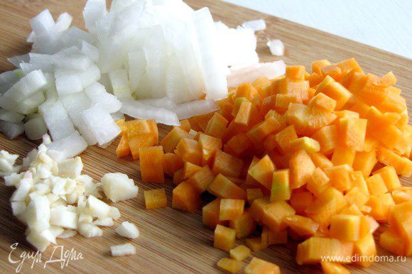 Морковь нарезать мелким кубиком, лук и чеснок измельчить.