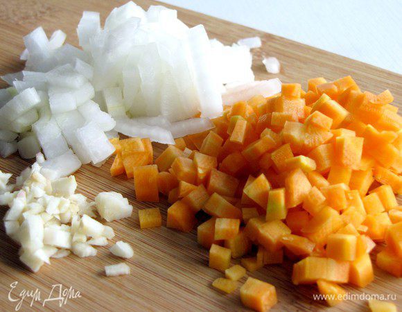 Морковь нарезать мелким кубиком, лук и чеснок измельчить.