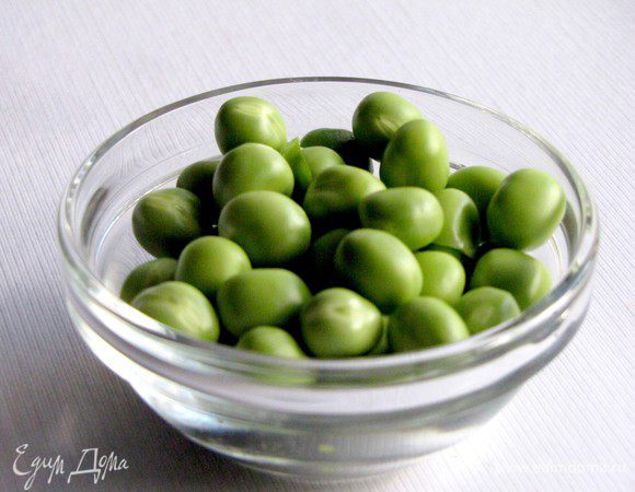 Молодой зеленый горошек почистить.