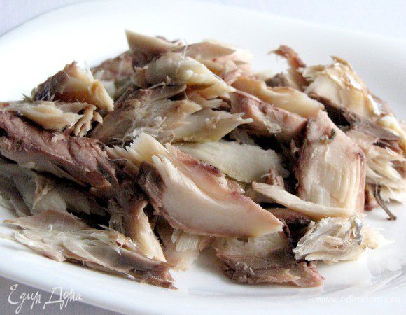 Рыбу почистить, разобрать на небольшие кусочки, удаляя мелкие кости.