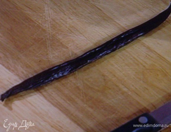 Ванильную палочку разрезать пополам и извлечь семена ванили. Снять цедру с апельсина и выжать сок.