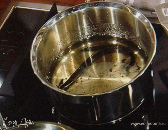 Мёд растопить в кастрюле, добавить ваниль, сок и цедру апельсина, палочку корицы и  порошок гвоздики.