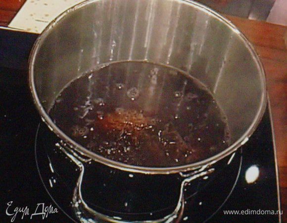  Залить красным вином и  смородиновым соком. Проварить 5 мин на слабом огне.Растворить крахмал в небольшом количестве воды и заварить им сироп.
