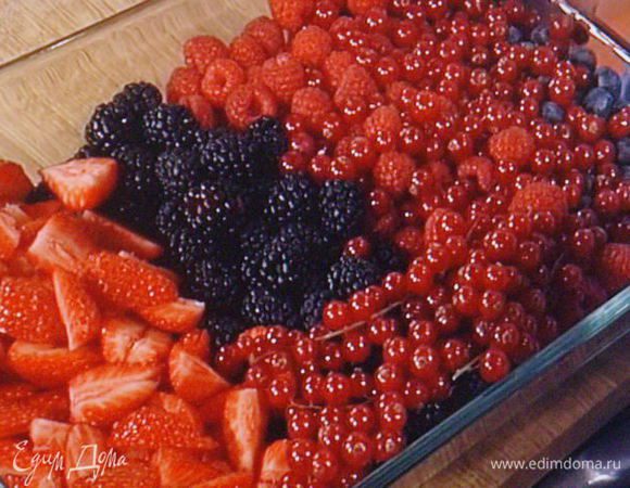 Приготовить большую миску со льдом. Очистить ягоды, крупные порезать на половинки.