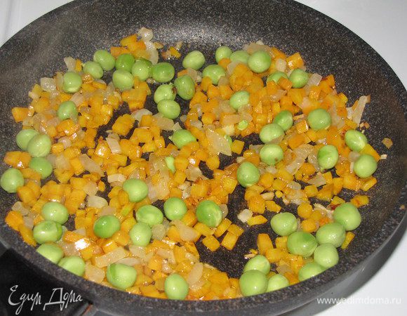 Добавить горошек и готовить , помешивая, еще  2 мин.