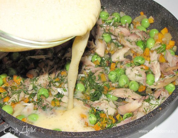Укроп очень мелко нарезать. Яйца взбить. В сковороду с овощами добавить оставшееся масло, рыбу и зелень, перемешать и влить яйца. Готовить на маленьком огне под крышкой 10 минут.